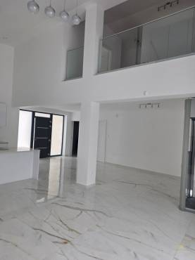 Belső kétszintes, liftes modern luxusház eladó Vecsésen