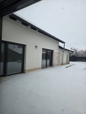 Belső kétszintes, liftes modern luxusház eladó Vecsésen