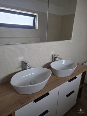 Belső kétszintes, liftes modern luxusház eladó Vecsésen