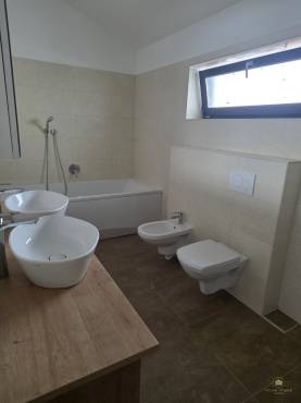 Belső kétszintes, liftes modern luxusház eladó Vecsésen