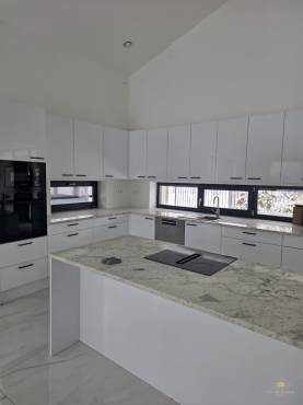 Belső kétszintes, liftes modern luxusház eladó Vecsésen