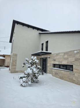 Belső kétszintes, liftes modern luxusház eladó Vecsésen