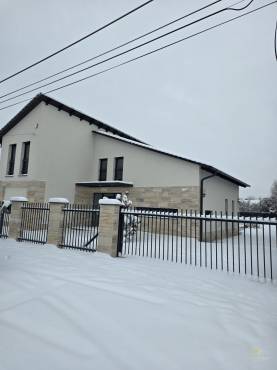 Belső kétszintes, liftes modern luxusház eladó Vecsésen