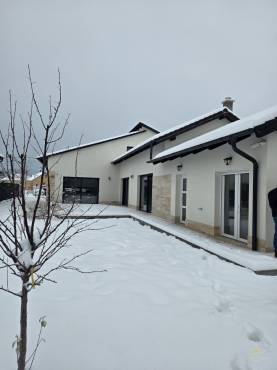 Belső kétszintes, liftes modern luxusház eladó Vecsésen