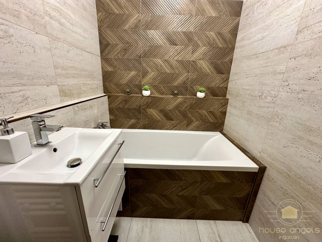 Gyönyörűen felújított 2 szobás lakás eladó az Újlak utcában