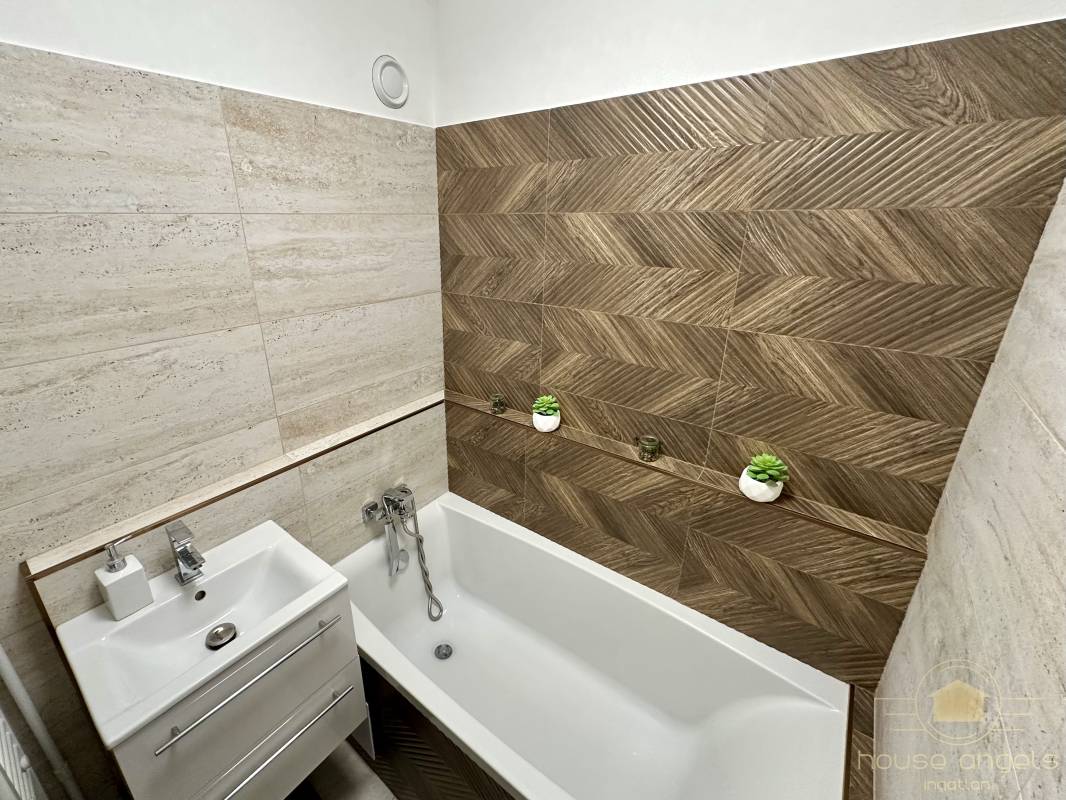 Gyönyörűen felújított 2 szobás lakás eladó az Újlak utcában