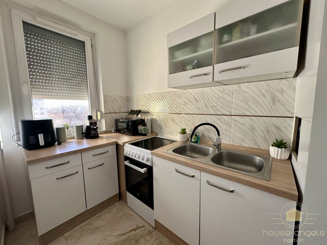 Gyönyörűen felújított 2 szobás lakás eladó az Újlak utcában