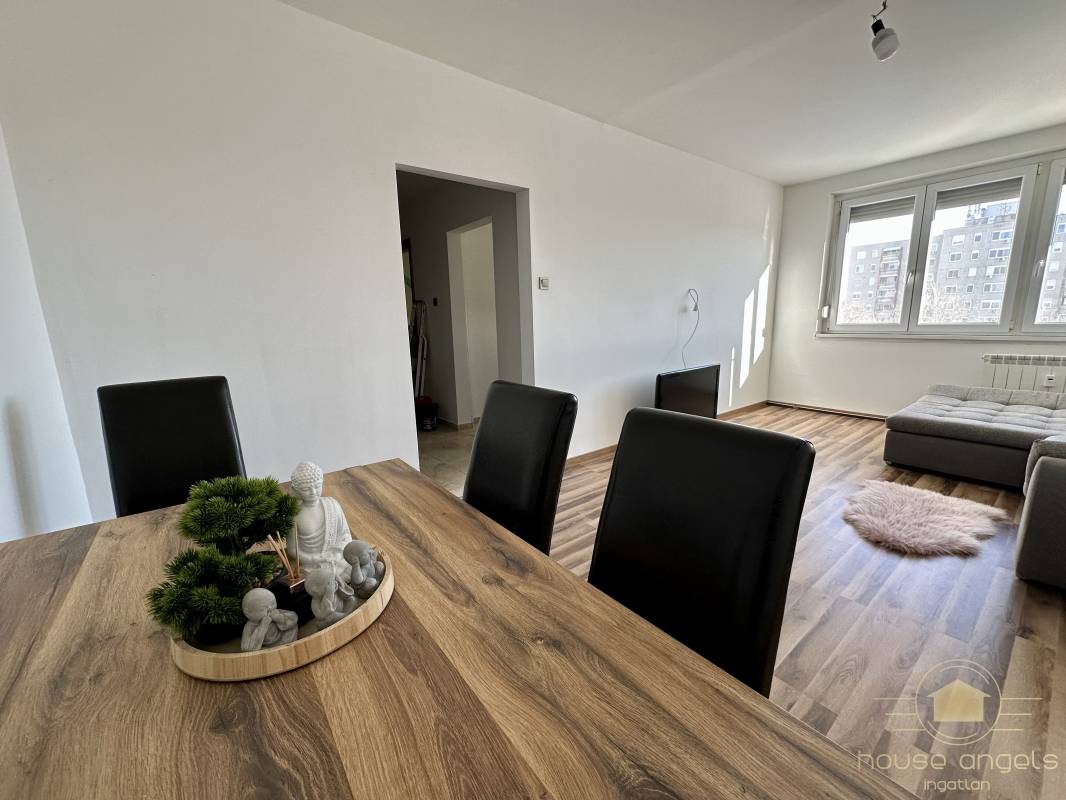 Gyönyörűen felújított 2 szobás lakás eladó az Újlak utcában