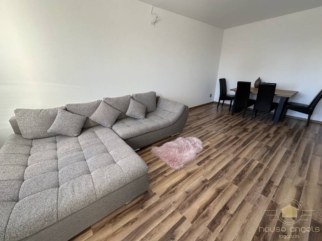 Gyönyörűen felújított 2 szobás lakás eladó az Újlak utcában