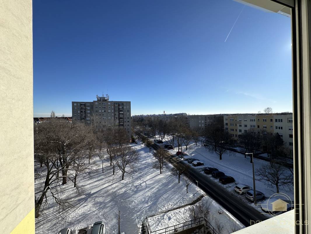 Gyönyörűen felújított 2 szobás lakás eladó az Újlak utcában