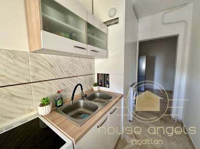 Gyönyörűen felújított 2 szobás lakás eladó az Újlak utcában