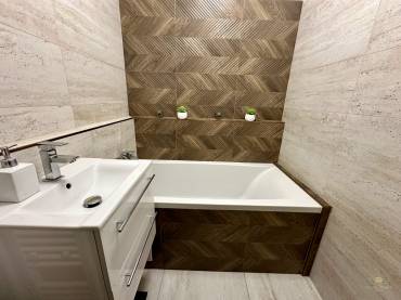 Gyönyörűen felújított 2 szobás lakás eladó az Újlak utcában