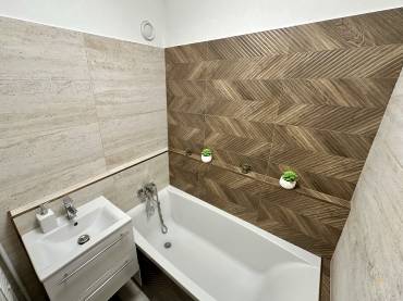 Gyönyörűen felújított 2 szobás lakás eladó az Újlak utcában