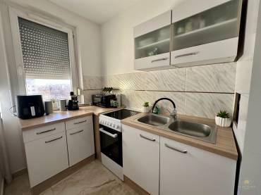 Gyönyörűen felújított 2 szobás lakás eladó az Újlak utcában