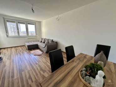 Gyönyörűen felújított 2 szobás lakás eladó az Újlak utcában