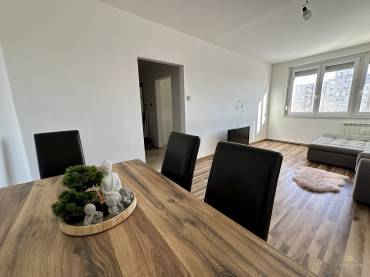 Gyönyörűen felújított 2 szobás lakás eladó az Újlak utcában