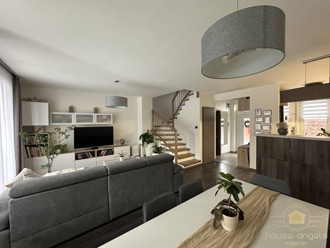 Eladó 4 szobás meseszép családi otthon Pécelen