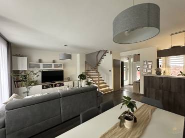 Eladó 4 szobás meseszép családi otthon Pécelen