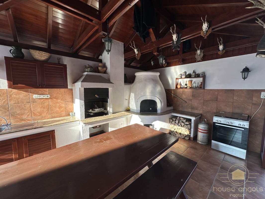 Eladó egy 4 hálószobás családi ház minőségi, luxus enteriőrrel  a XVII. kerület csendes részén