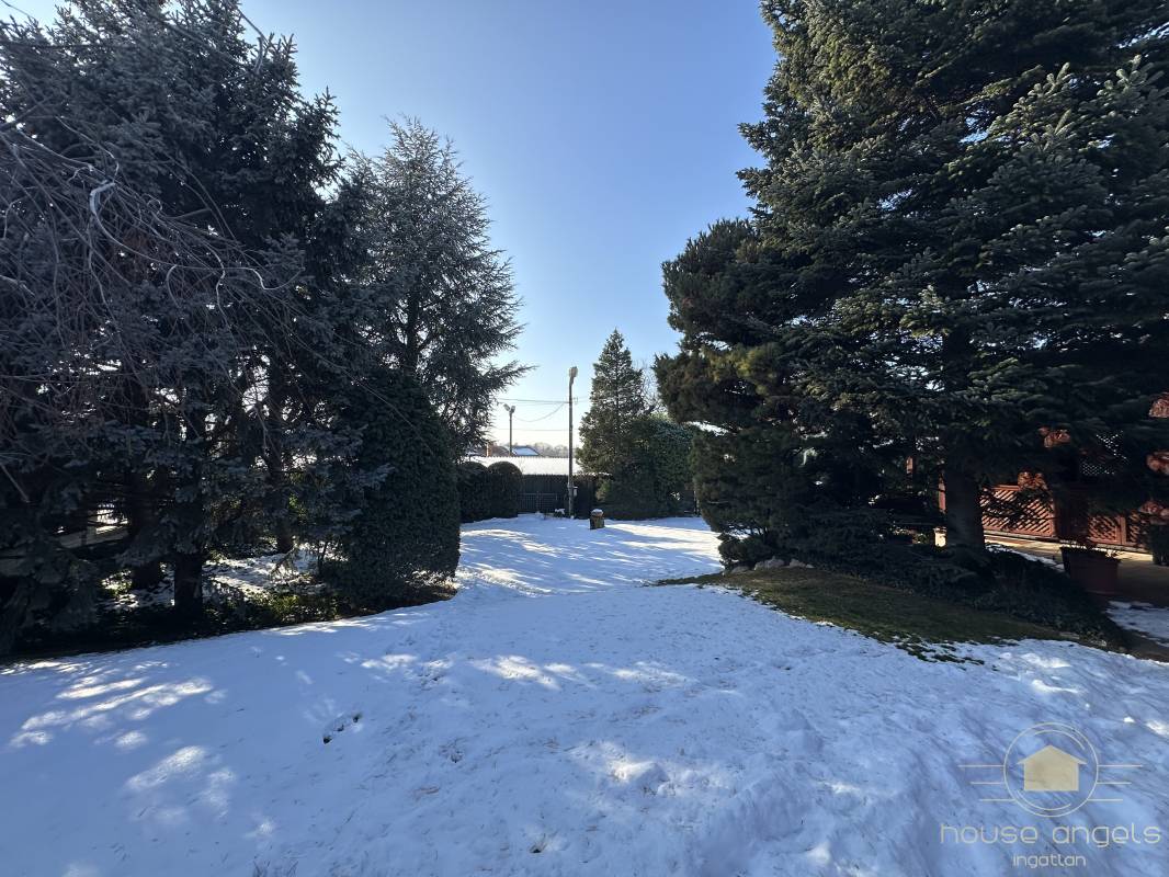 Eladó egy 4 hálószobás családi ház minőségi, luxus enteriőrrel  a XVII. kerület csendes részén