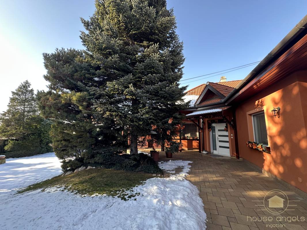 Eladó egy 4 hálószobás családi ház minőségi, luxus enteriőrrel  a XVII. kerület csendes részén