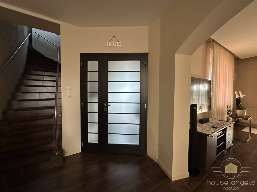 Eladó egy 4 hálószobás családi ház minőségi, luxus enteriőrrel  a XVII. kerület csendes részén