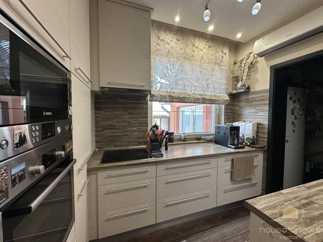 Eladó egy 4 hálószobás családi ház minőségi, luxus enteriőrrel  a XVII. kerület csendes részén