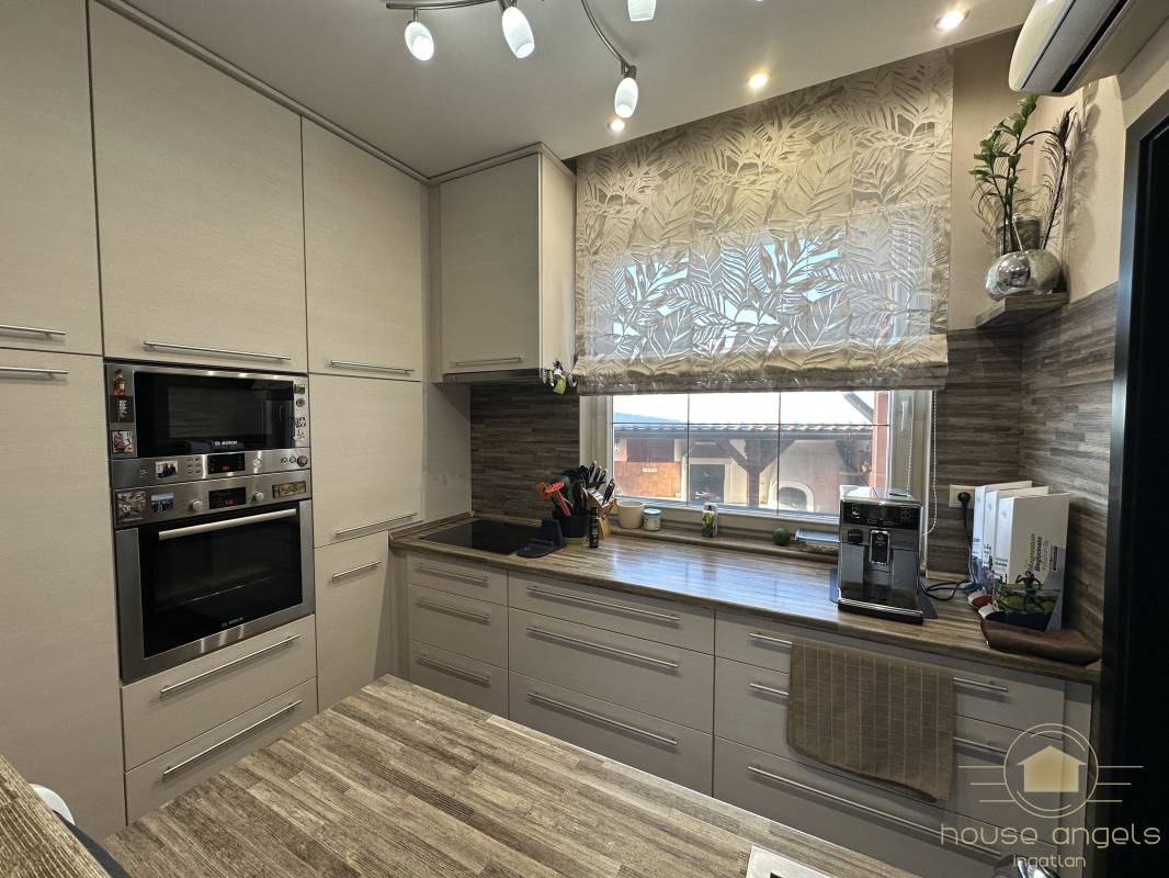 Eladó egy 4 hálószobás családi ház minőségi, luxus enteriőrrel  a XVII. kerület csendes részén