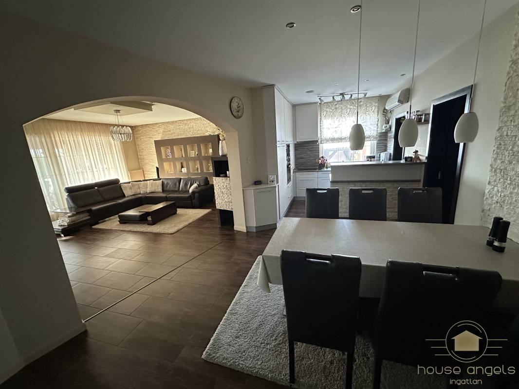 Eladó egy 4 hálószobás családi ház minőségi, luxus enteriőrrel  a XVII. kerület csendes részén