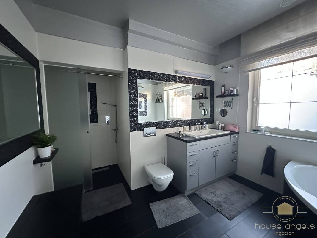 Eladó egy 4 hálószobás családi ház minőségi, luxus enteriőrrel  a XVII. kerület csendes részén