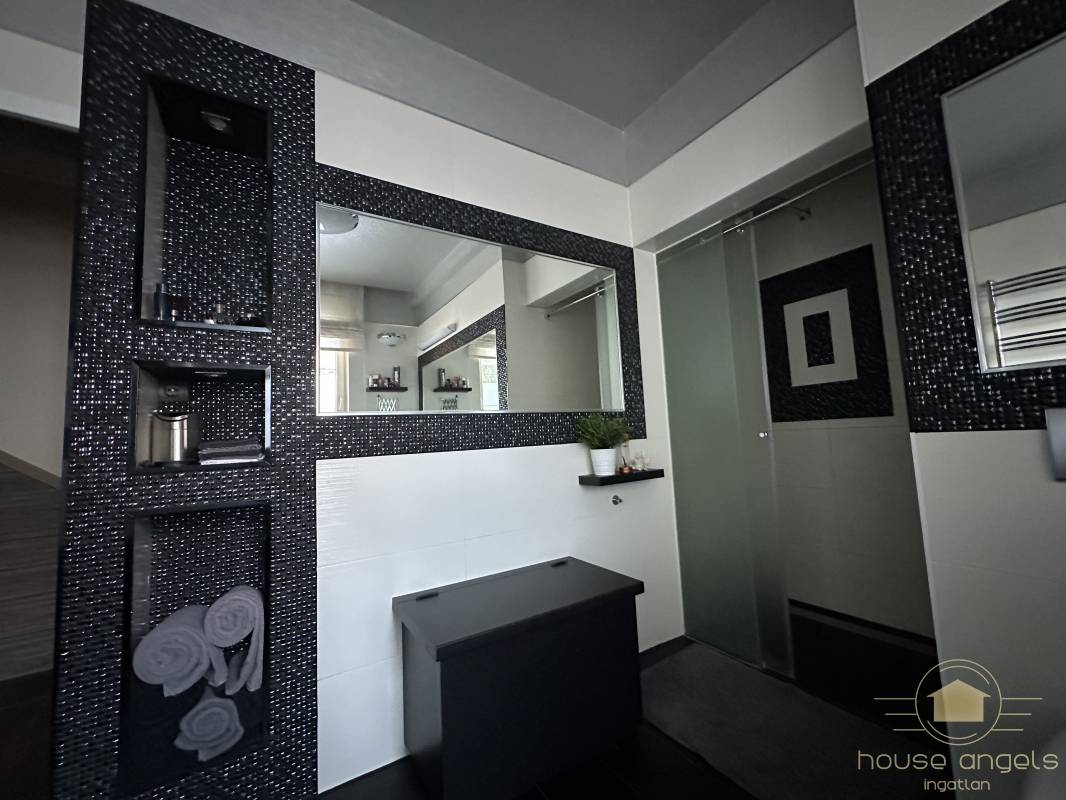 Eladó egy 4 hálószobás családi ház minőségi, luxus enteriőrrel  a XVII. kerület csendes részén