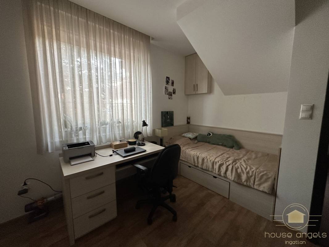 Eladó egy 4 hálószobás családi ház minőségi, luxus enteriőrrel  a XVII. kerület csendes részén