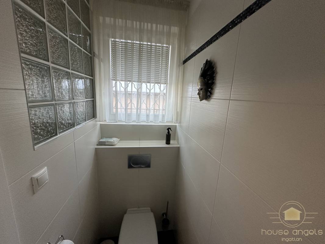 Eladó egy 4 hálószobás családi ház minőségi, luxus enteriőrrel  a XVII. kerület csendes részén