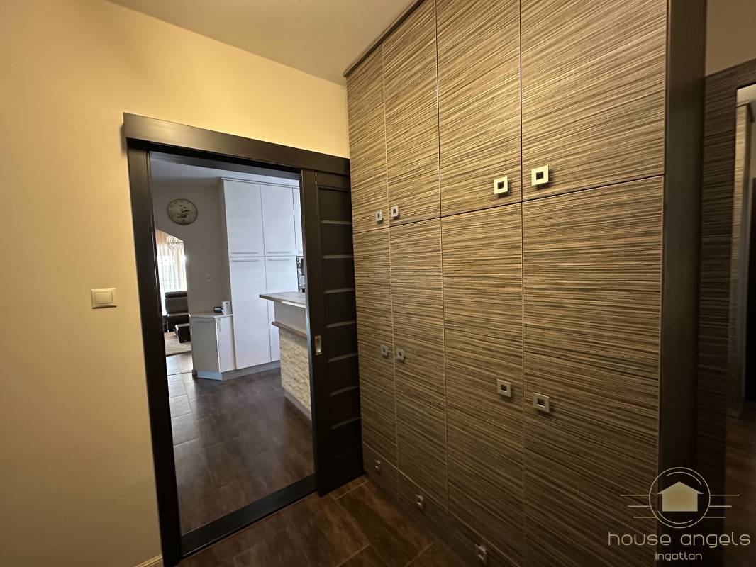 Eladó egy 4 hálószobás családi ház minőségi, luxus enteriőrrel  a XVII. kerület csendes részén