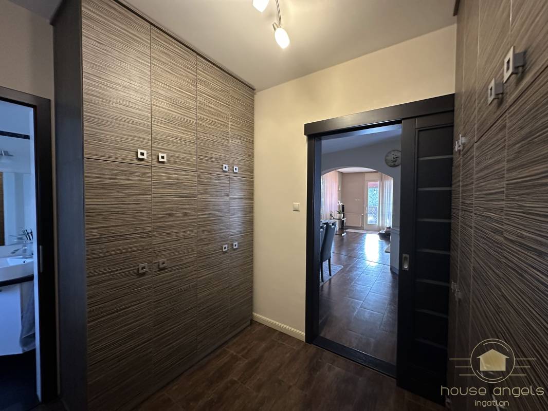 Eladó egy 4 hálószobás családi ház minőségi, luxus enteriőrrel  a XVII. kerület csendes részén