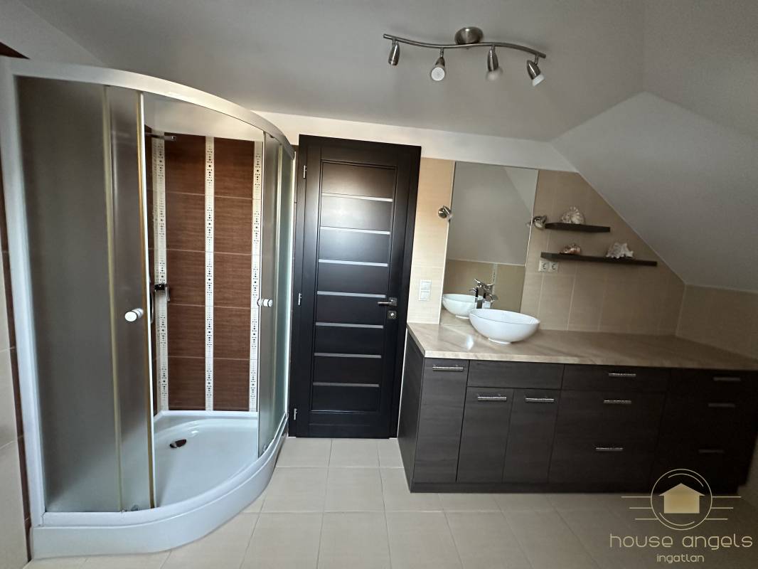 Eladó egy 4 hálószobás családi ház minőségi, luxus enteriőrrel  a XVII. kerület csendes részén