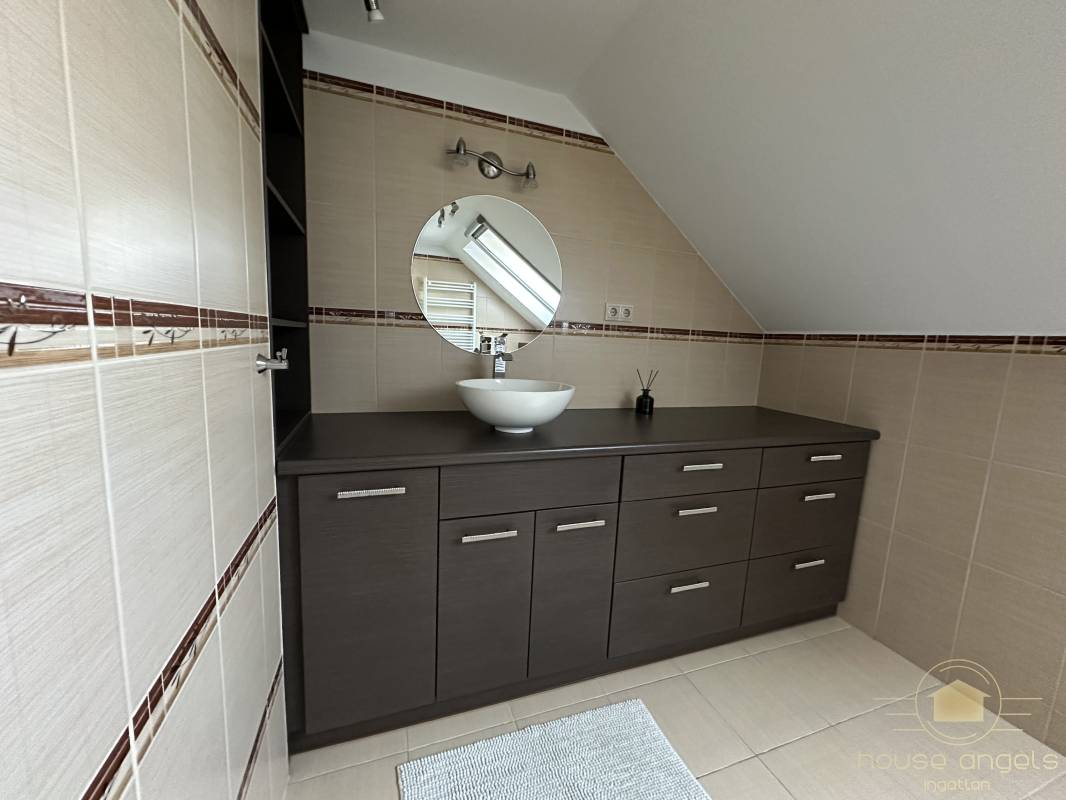 Eladó egy 4 hálószobás családi ház minőségi, luxus enteriőrrel  a XVII. kerület csendes részén