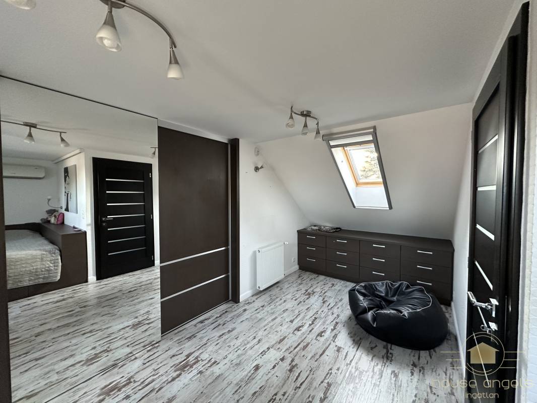 Eladó egy 4 hálószobás családi ház minőségi, luxus enteriőrrel  a XVII. kerület csendes részén