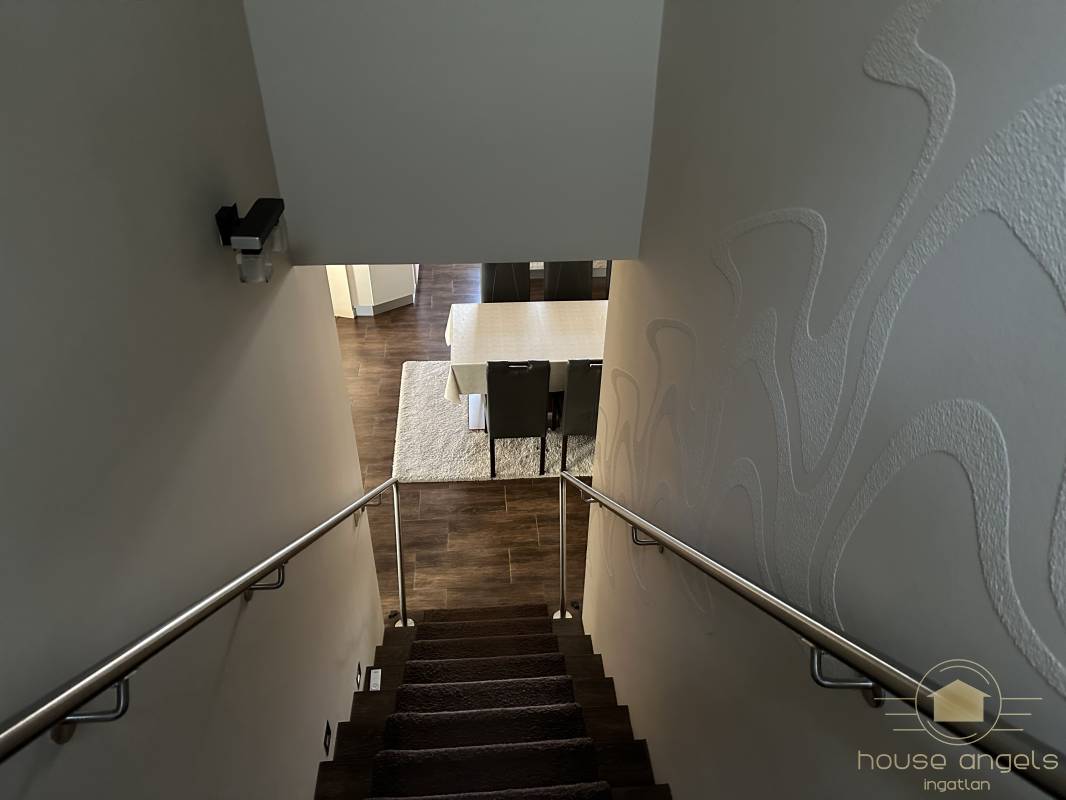 Eladó egy 4 hálószobás családi ház minőségi, luxus enteriőrrel  a XVII. kerület csendes részén