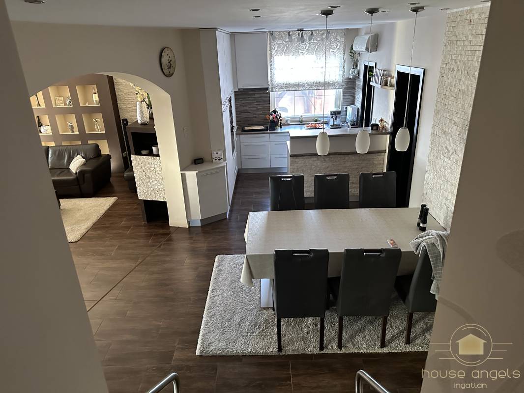 Eladó egy 4 hálószobás családi ház minőségi, luxus enteriőrrel  a XVII. kerület csendes részén