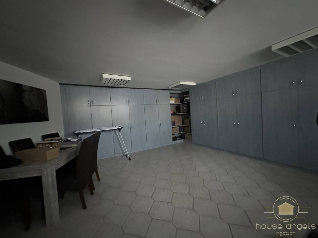 Eladó egy 4 hálószobás családi ház minőségi, luxus enteriőrrel  a XVII. kerület csendes részén