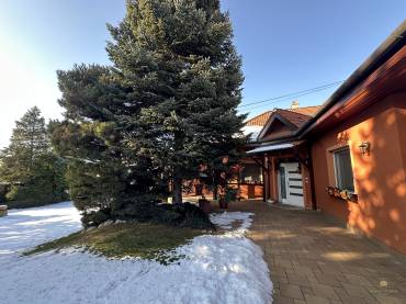 Eladó egy 4 hálószobás családi ház minőségi, luxus enteriőrrel  a XVII. kerület csendes részén