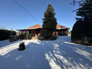 Eladó egy 4 hálószobás családi ház minőségi, luxus enteriőrrel  a XVII. kerület csendes részén