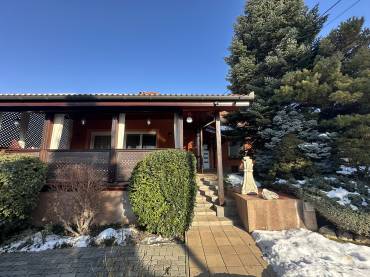 Eladó egy 4 hálószobás családi ház minőségi, luxus enteriőrrel  a XVII. kerület csendes részén