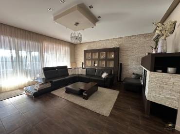 Eladó egy 4 hálószobás családi ház minőségi, luxus enteriőrrel  a XVII. kerület csendes részén