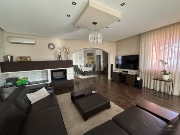 Eladó egy 4 hálószobás családi ház minőségi, luxus enteriőrrel  a XVII. kerület csendes részén