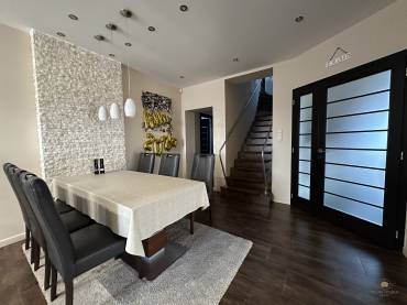 Eladó egy 4 hálószobás családi ház minőségi, luxus enteriőrrel  a XVII. kerület csendes részén