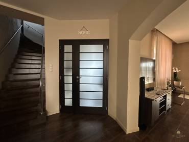 Eladó egy 4 hálószobás családi ház minőségi, luxus enteriőrrel  a XVII. kerület csendes részén