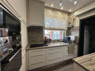 Eladó egy 4 hálószobás családi ház minőségi, luxus enteriőrrel  a XVII. kerület csendes részén