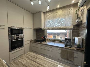 Eladó egy 4 hálószobás családi ház minőségi, luxus enteriőrrel  a XVII. kerület csendes részén